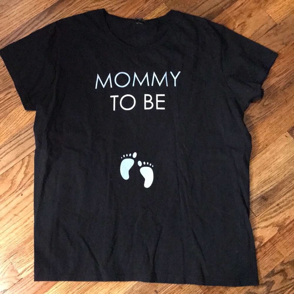 Mommy to be shirt with foot prints